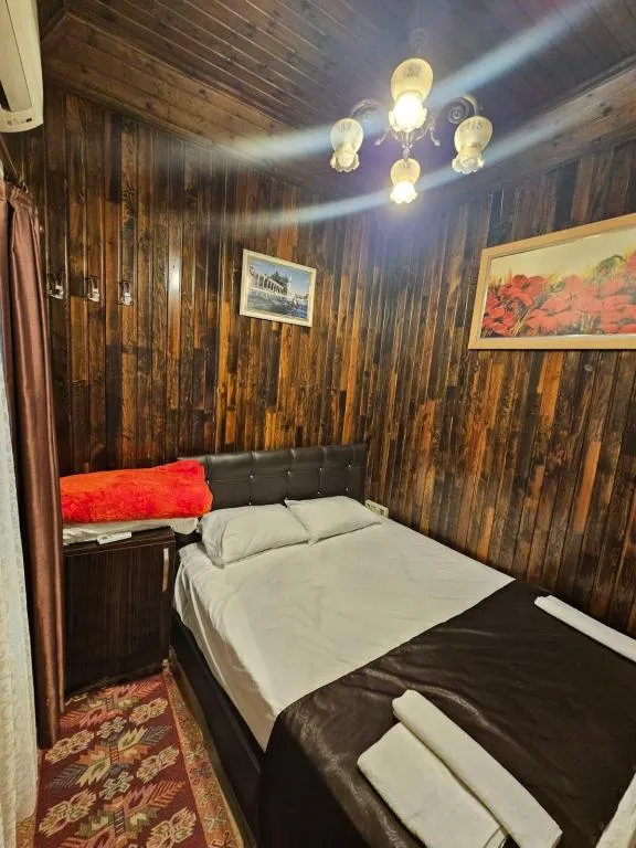 Çift Kişilik,Avlu Manzaralı
