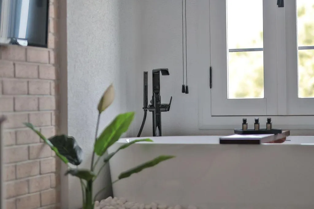 Suite,Kara Manzaralı,Küvetli