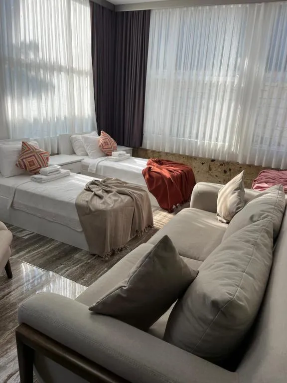 Family Room,Havuz Manzaralı