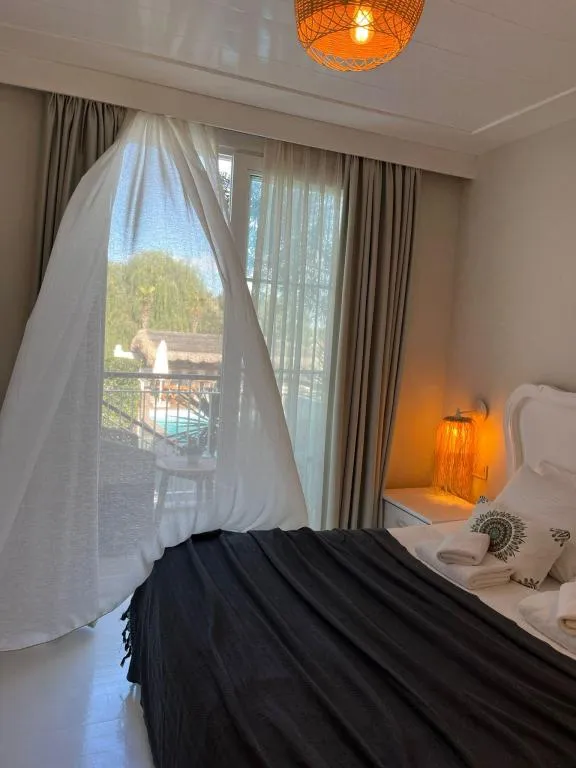 Deluxe Oda,Havuz Manzaralı,Balkonlu