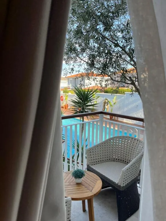 Deluxe Oda,Havuz Manzaralı,Balkonlu