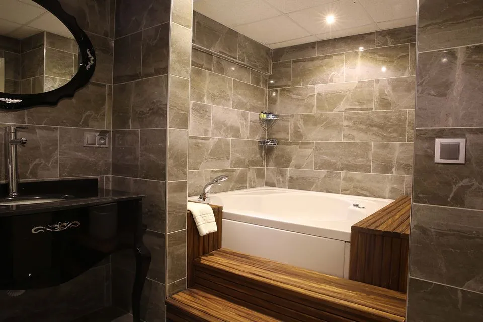 King Suite,Orman Manzaralı,Jakuzili (2 Kişilik)