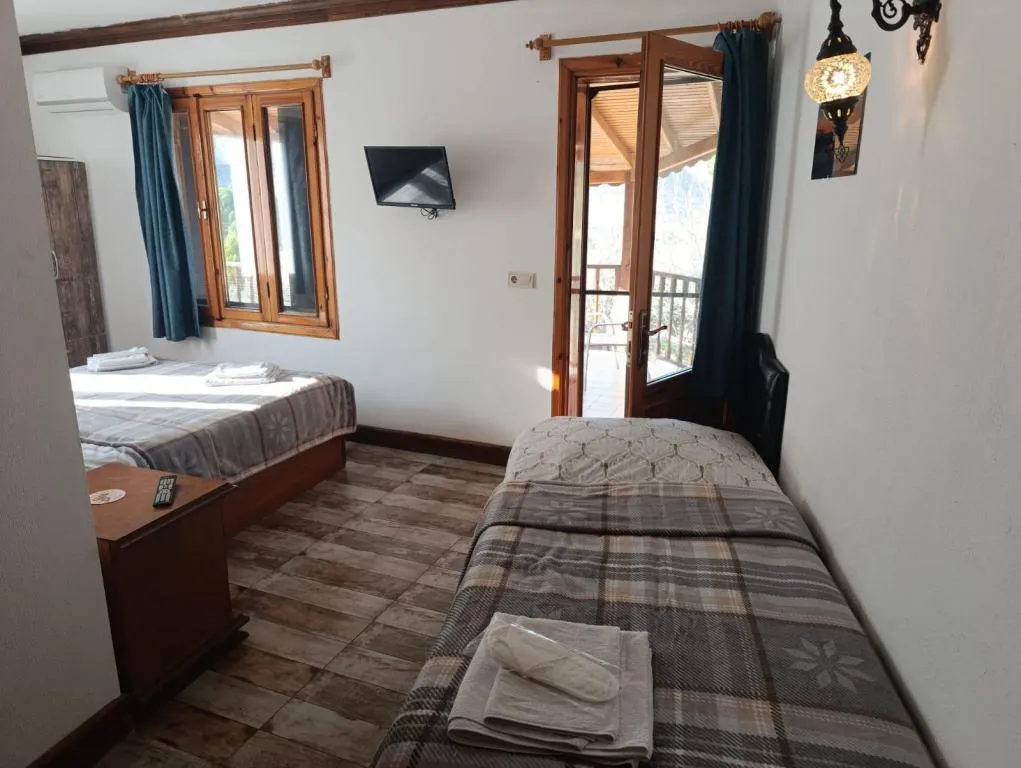 Standart Üç Kişilik Oda,Dağ Manzaralı,Balkonlu