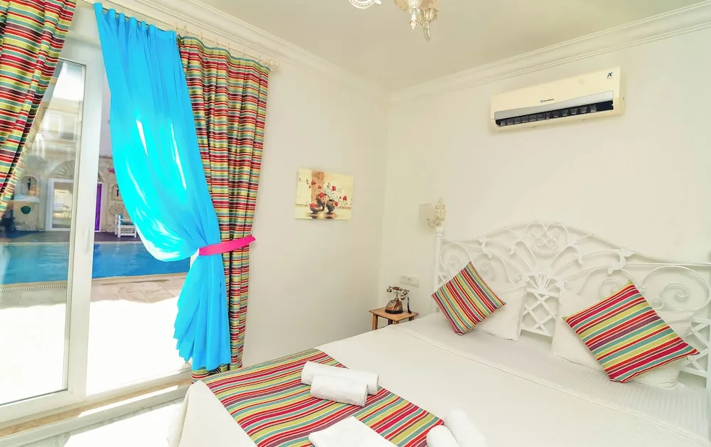 Comfort Tek Büyük Yataklı Oda, 1 Çift Kişilik Yatak, Havuz Manzaralı