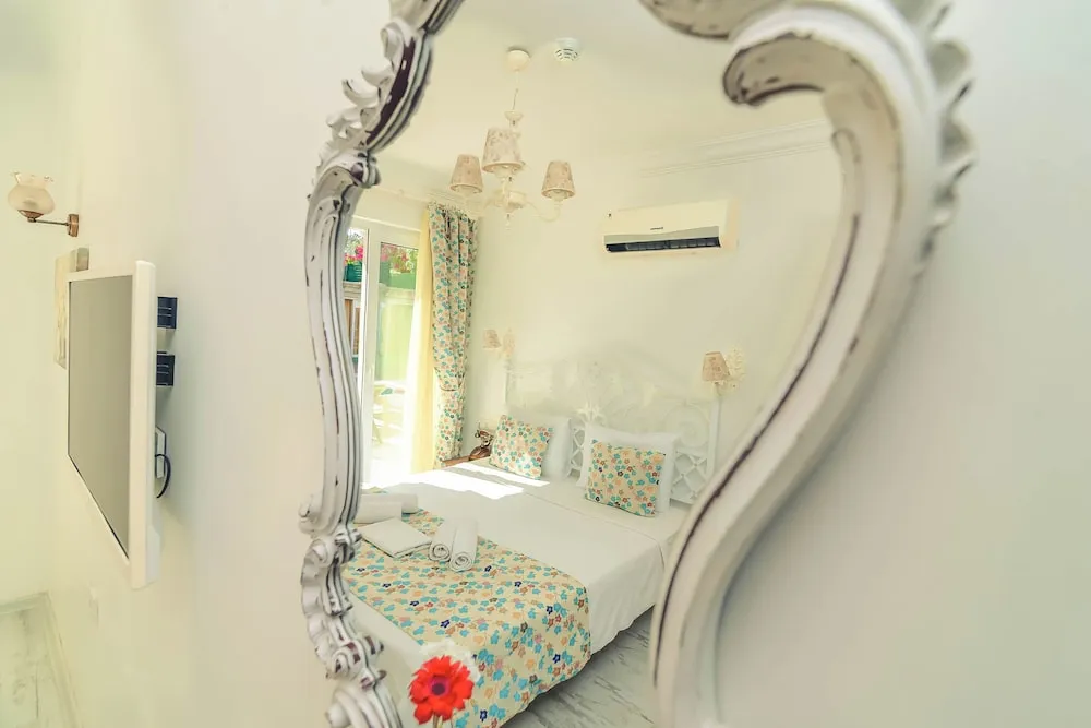 Comfort Tek Büyük Yataklı Oda, 1 Çift Kişilik Yatak, Havuz Manzaralı