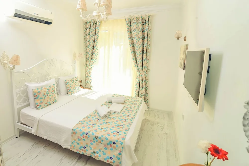 Comfort Tek Büyük Yataklı Oda, 1 Çift Kişilik Yatak, Havuz Manzaralı