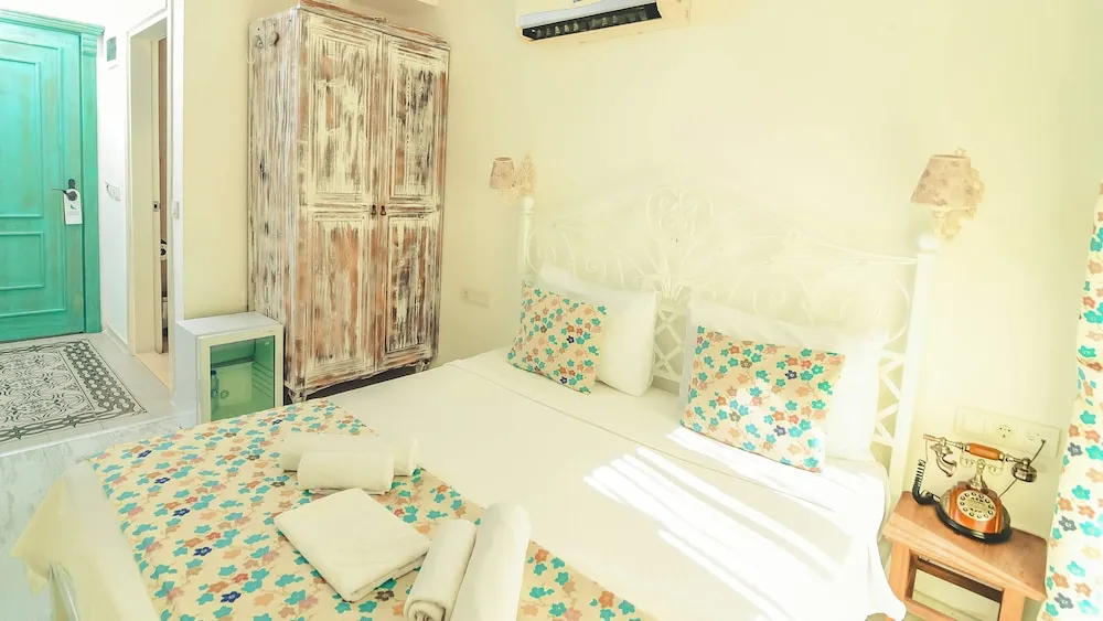 Comfort Tek Büyük Yataklı Oda, 1 Çift Kişilik Yatak, Havuz Manzaralı