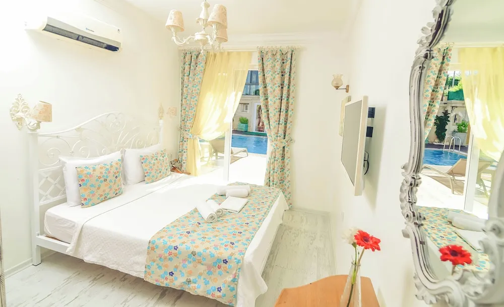 Comfort Tek Büyük Yataklı Oda, 1 Çift Kişilik Yatak, Havuz Manzaralı