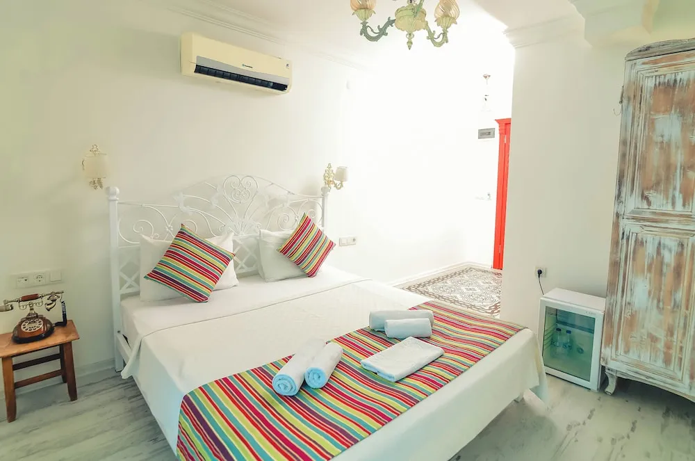 Comfort Tek Büyük Yataklı Oda, 1 Çift Kişilik Yatak, Havuz Manzaralı