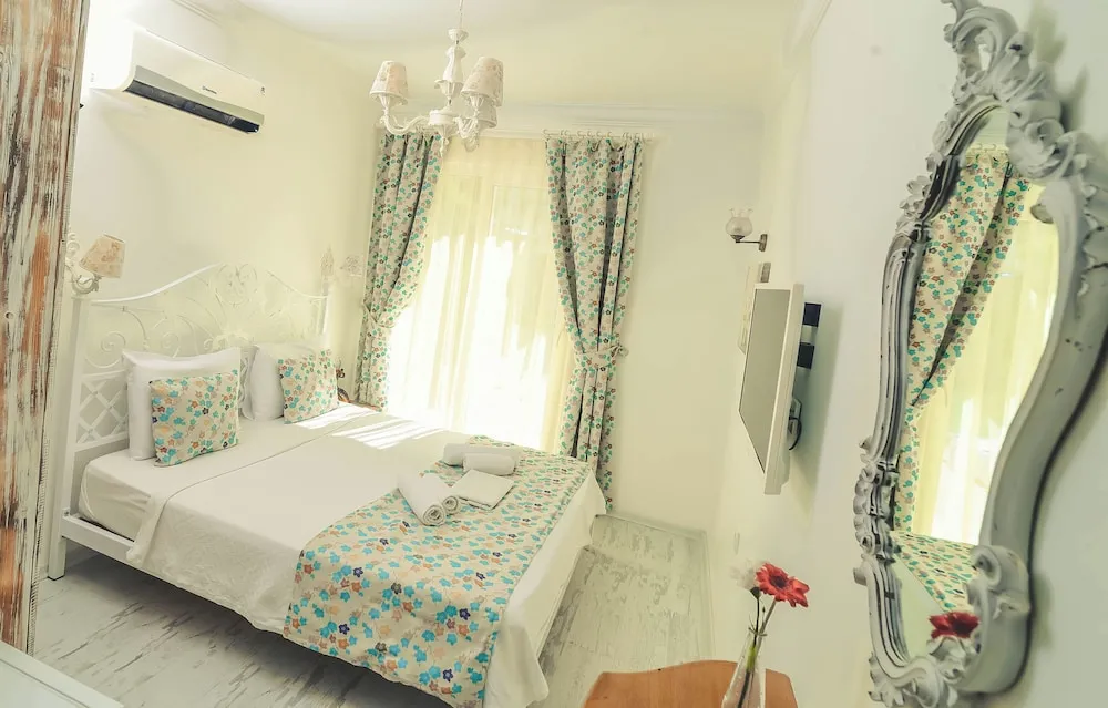 Comfort Tek Büyük Yataklı Oda, 1 Çift Kişilik Yatak, Havuz Manzaralı