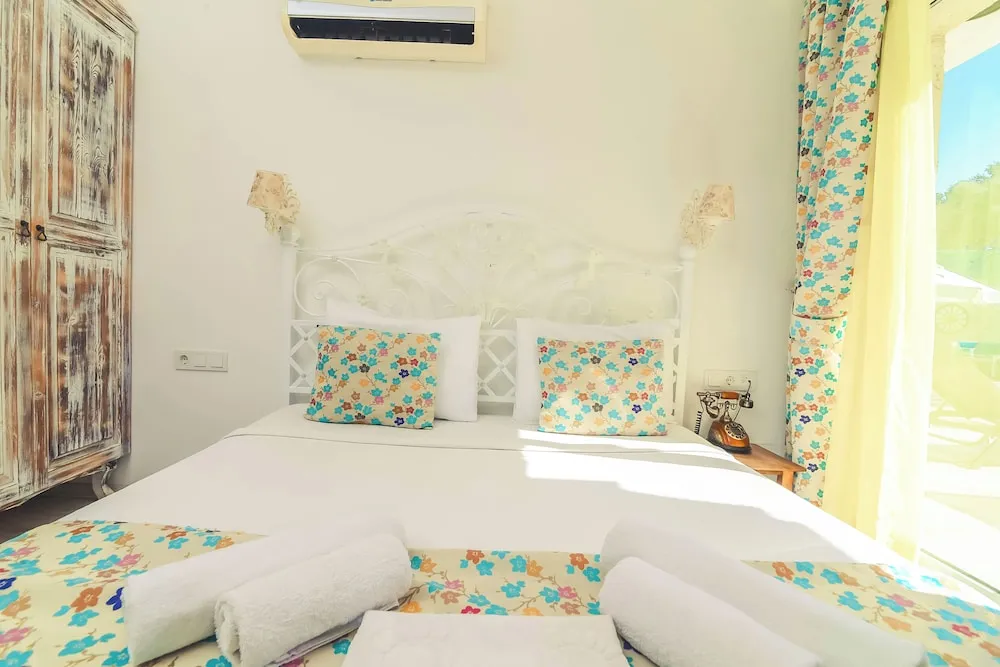 Comfort Tek Büyük Yataklı Oda, 1 Çift Kişilik Yatak, Havuz Manzaralı