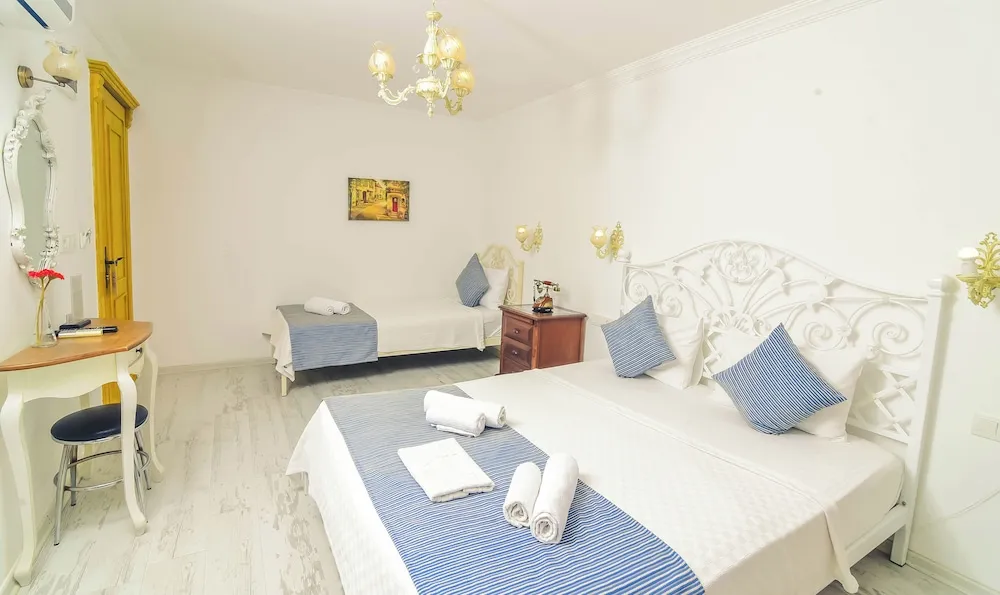 Economy Üç Kişilik Oda, Bahçe Manzaralı