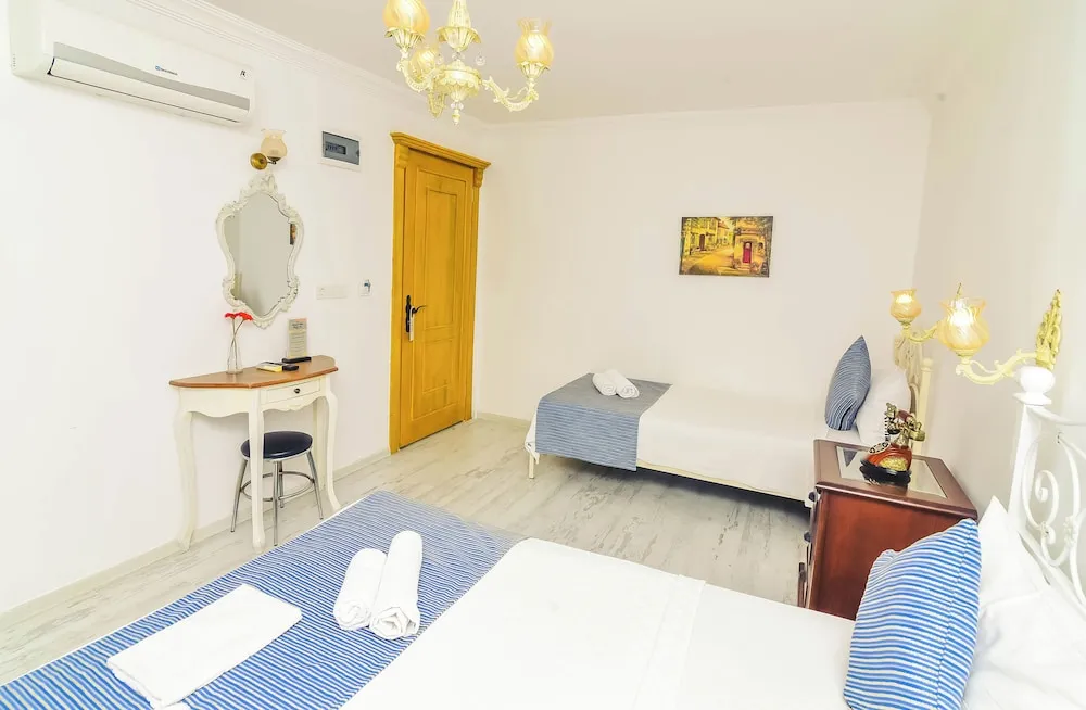 Economy Üç Kişilik Oda, Bahçe Manzaralı