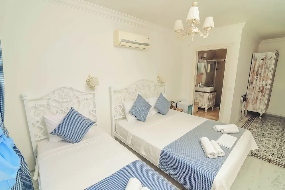 Comfort Üç Kişilik Oda, Havuz Manzaralı