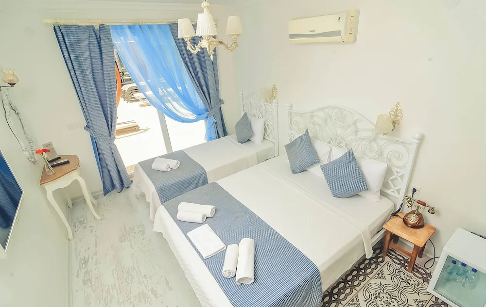 Comfort Üç Kişilik Oda, Havuz Manzaralı