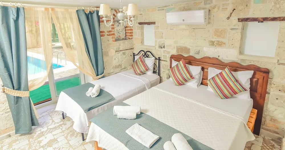 Comfort Üç Kişilik Oda, Havuz Manzaralı