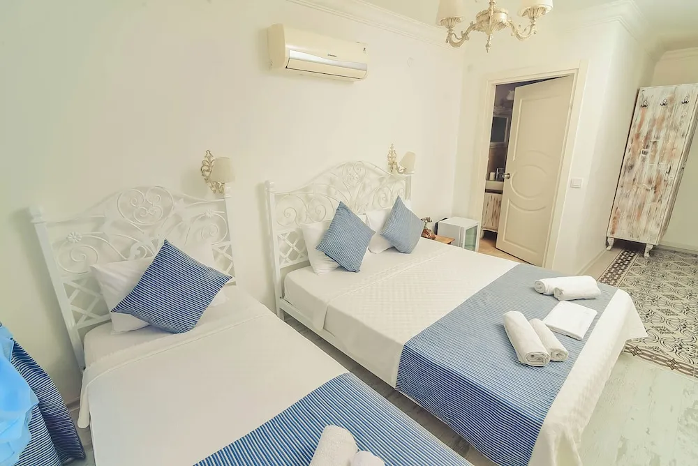 Comfort Üç Kişilik Oda, Havuz Manzaralı