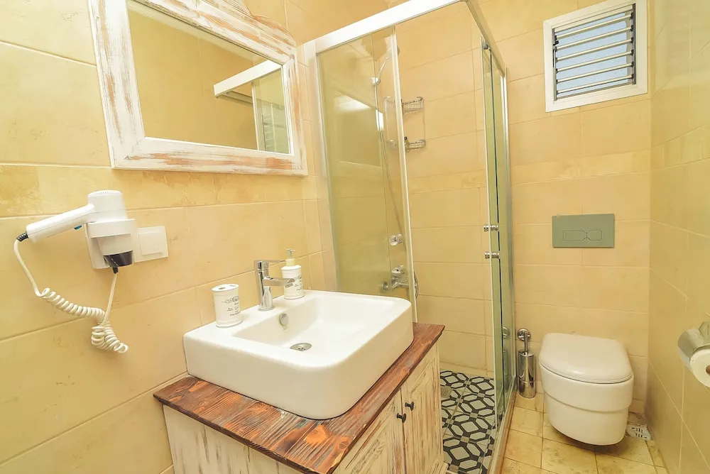 Comfort Üç Kişilik Oda, Havuz Manzaralı