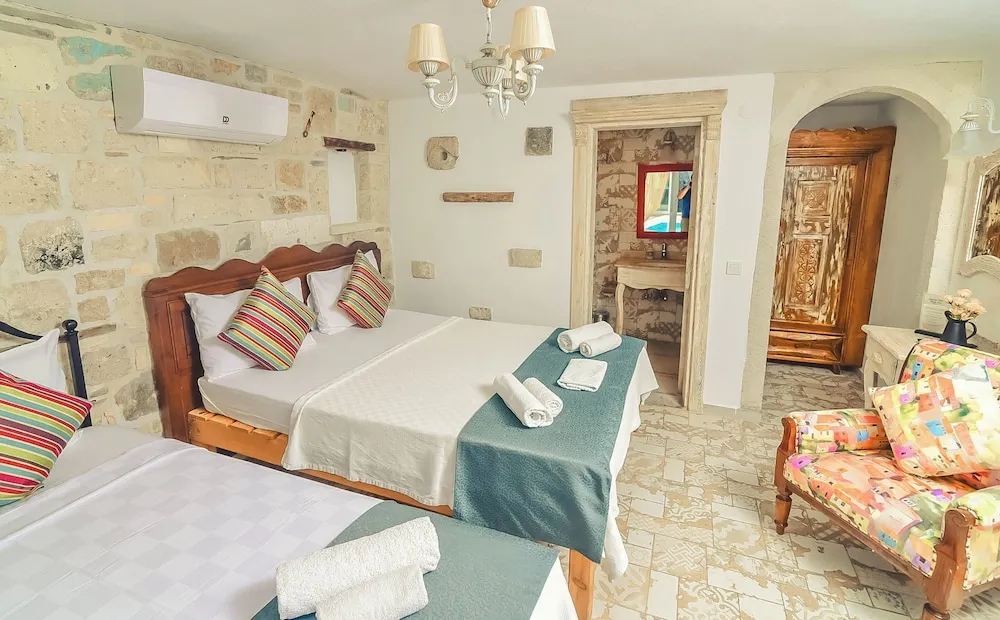 Comfort Üç Kişilik Oda, Havuz Manzaralı