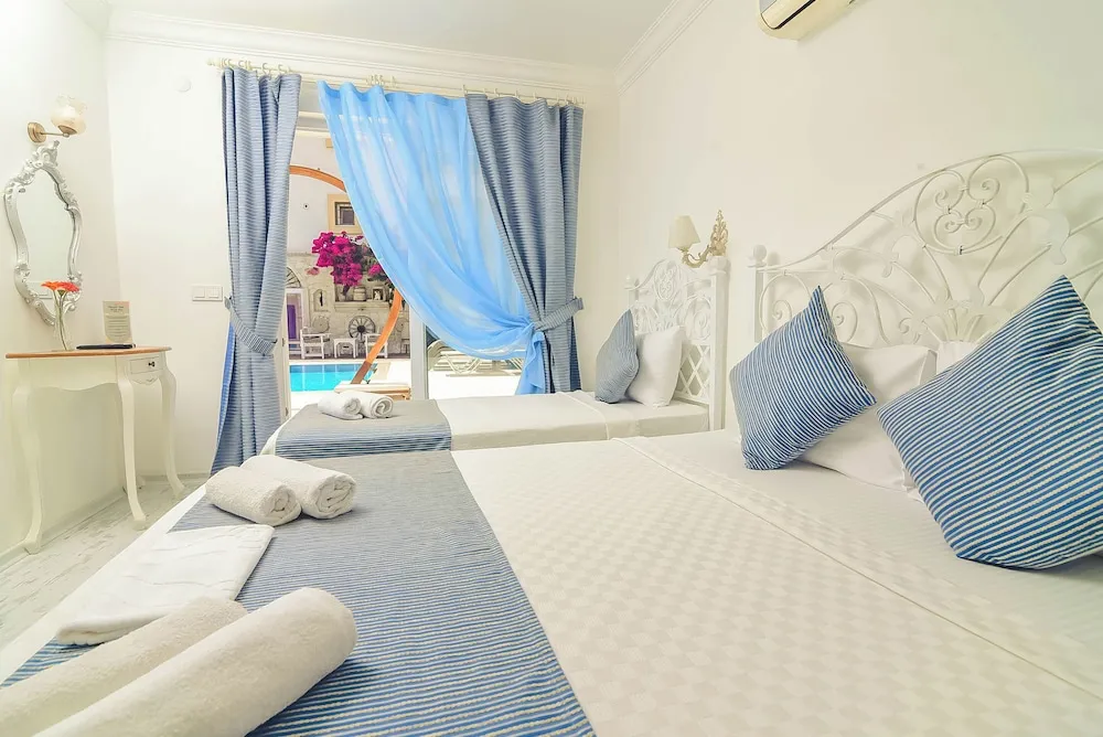 Comfort Üç Kişilik Oda, Havuz Manzaralı