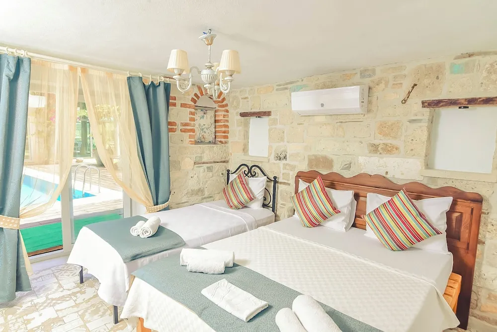 Comfort Üç Kişilik Oda, Havuz Manzaralı