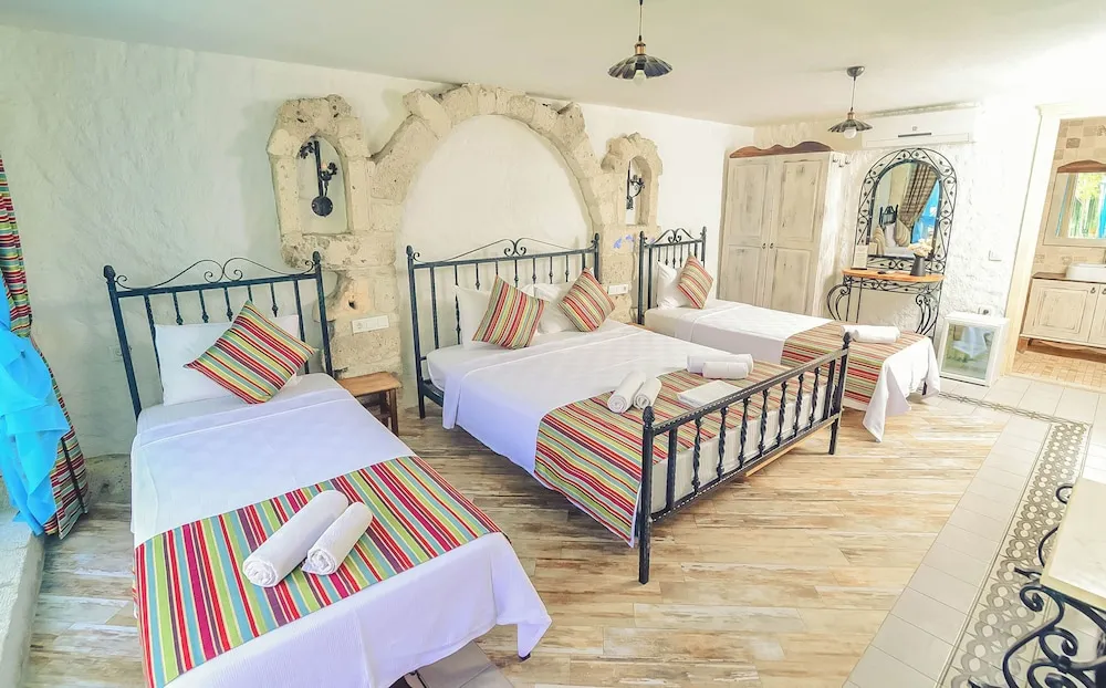 Luxury Dört Kişilik Oda, Havuz Manzaralı