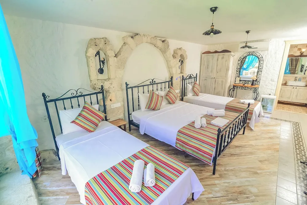 Luxury Dört Kişilik Oda, Havuz Manzaralı