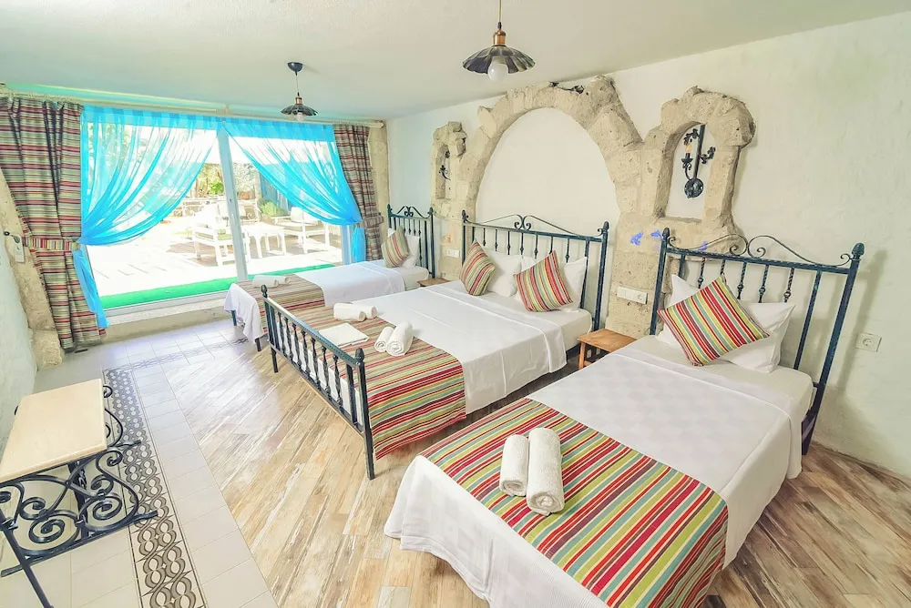 Luxury Dört Kişilik Oda, Havuz Manzaralı