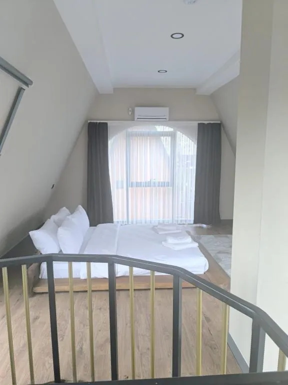 DELUXE BUNGALOV