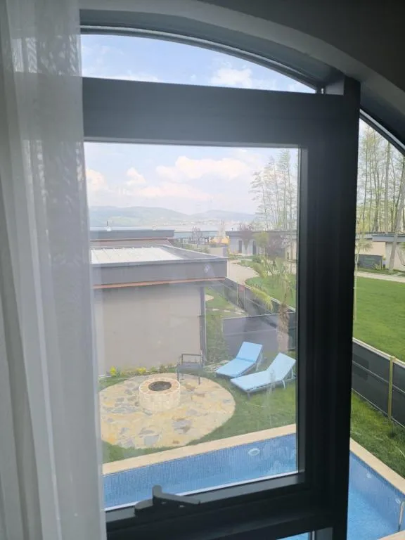 DELUXE BUNGALOV