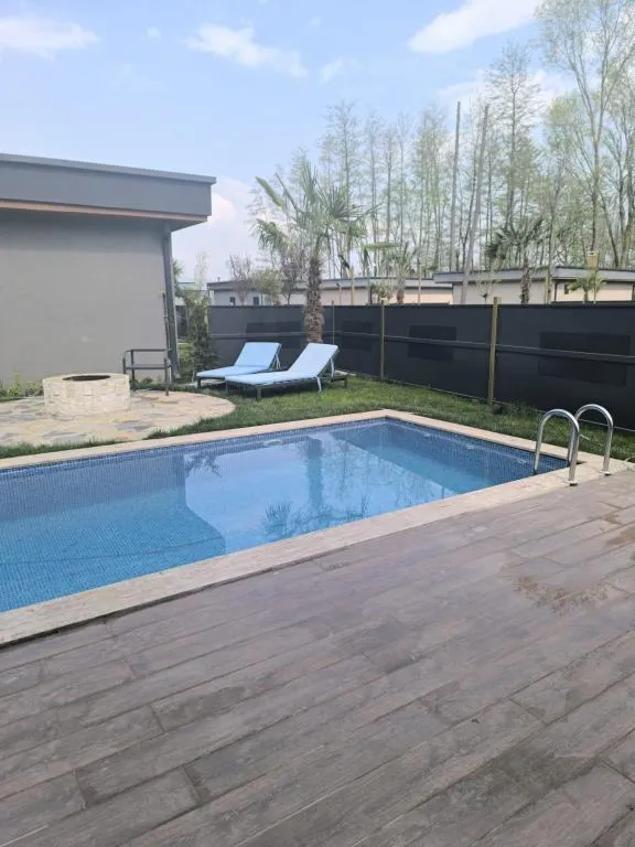 DELUXE BUNGALOV