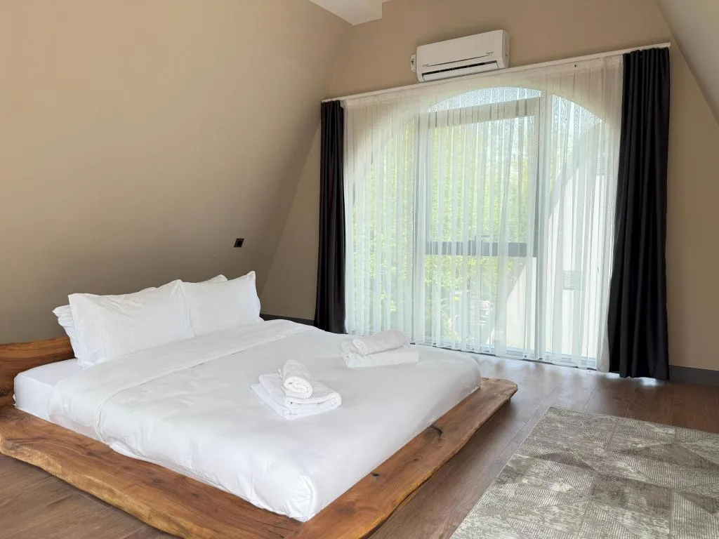 DELUXE BUNGALOV