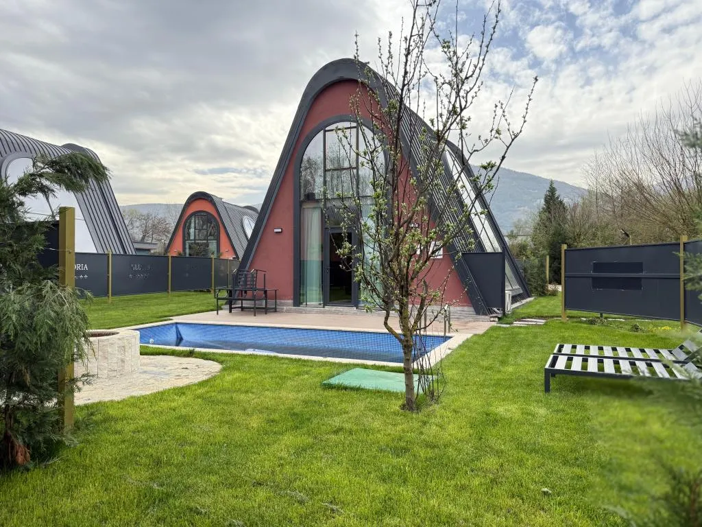 DELUXE BUNGALOV