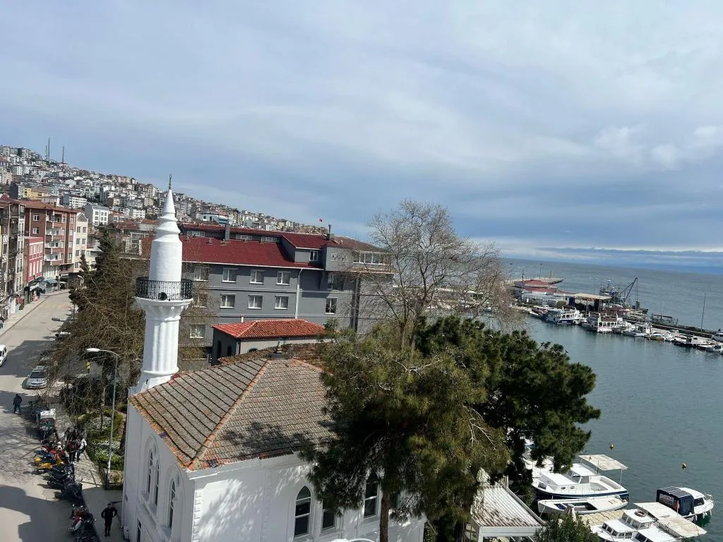 Deniz Manzaralı Balkonlu Oda
