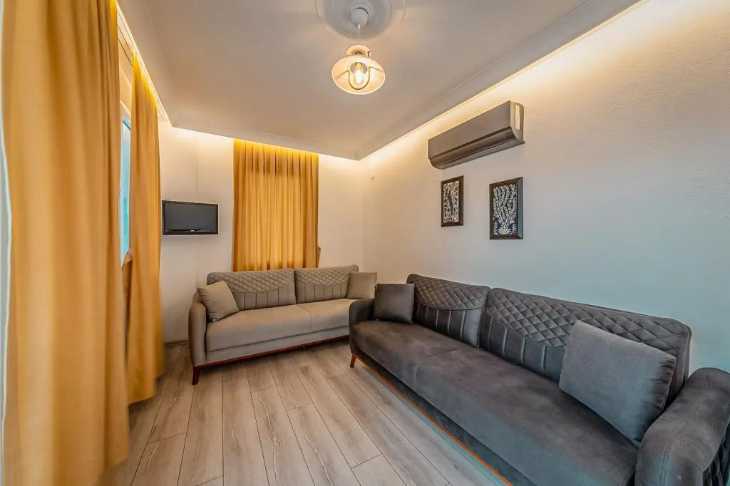 Özenle dekore edilmiş 12 balkonlu odamızla hizmet veren tesisimizde; salon, 2 adet açılır kapanır kanepe, klima, ayrı yatak odası ,duş, wc, televizyon, internet, balkonlarda 4 kişilik masa ve sandalye bulunmaktadır.