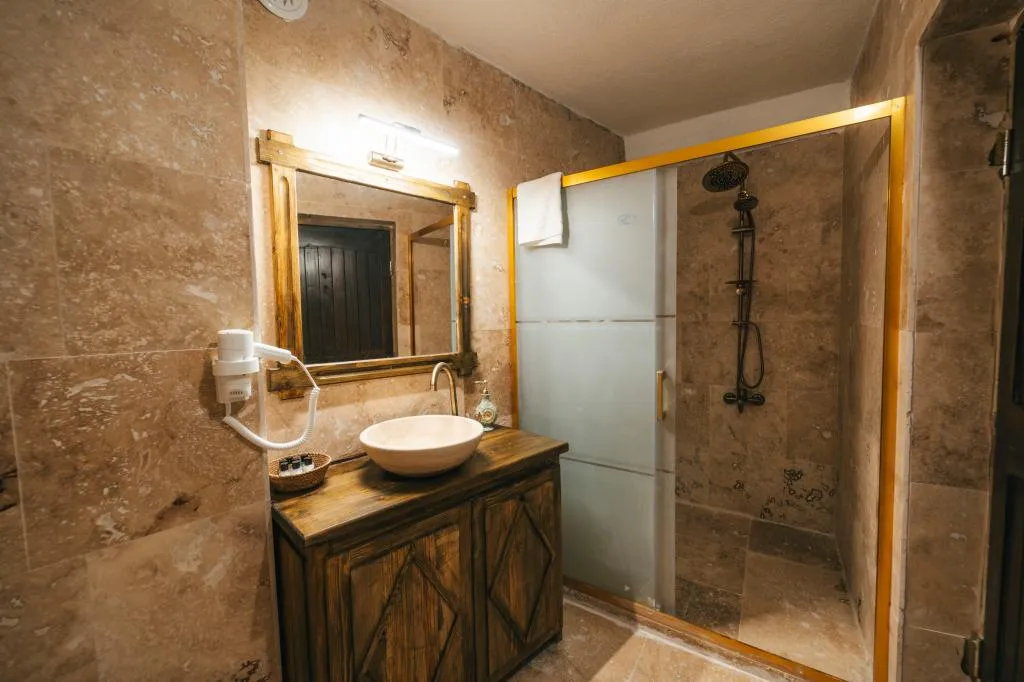Geniş Standart Oda,Avlu Manzaralı,Büyük Yataklı