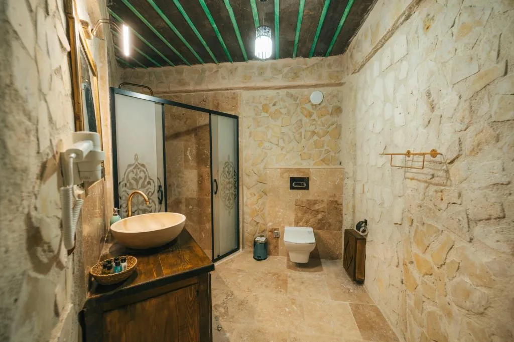 Geniş Standart Oda,Avlu Manzaralı,Büyük Yataklı
