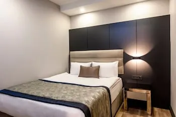 A Palace Hotel & Suites