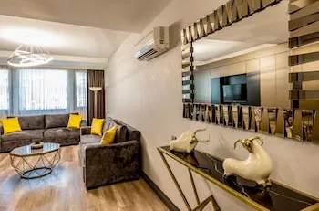 A Palace Hotel & Suites