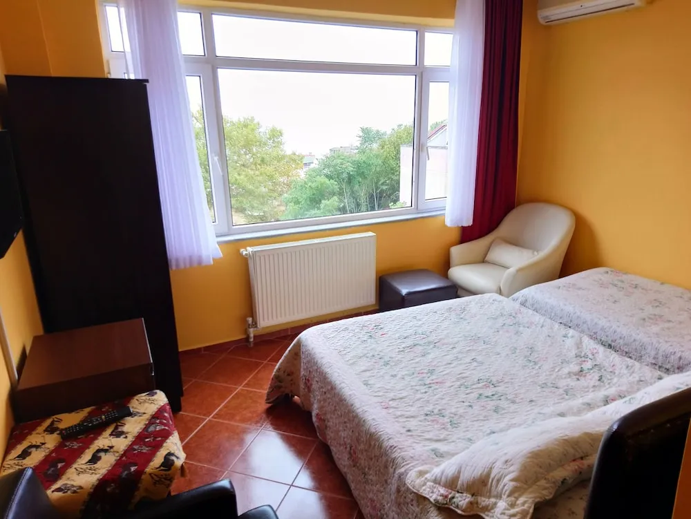 Üç Kişilik Oda, Deniz Manzaralı