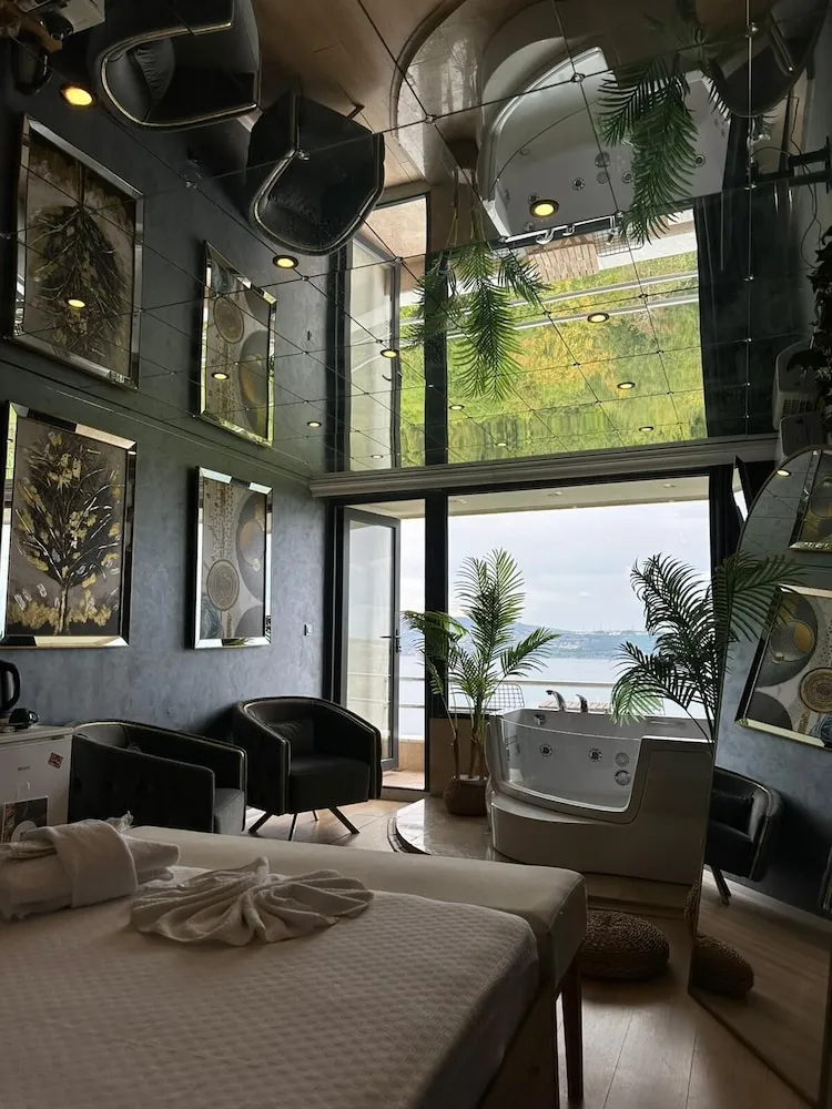 Mirror House with Jacuzzi