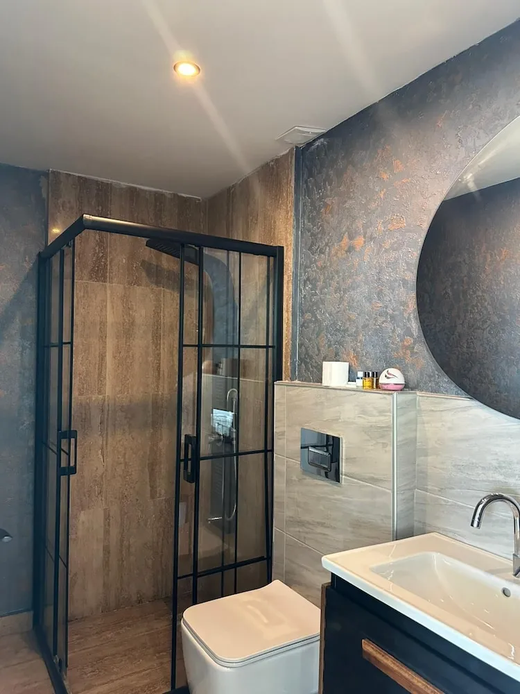 Mirror House with Jacuzzi