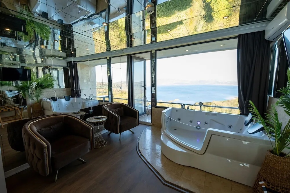 Mirror House with Jacuzzi