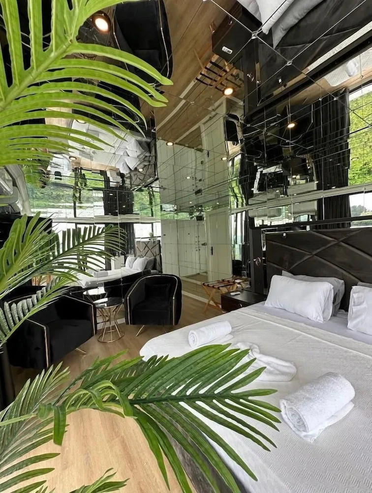 Mirror House with Jacuzzi