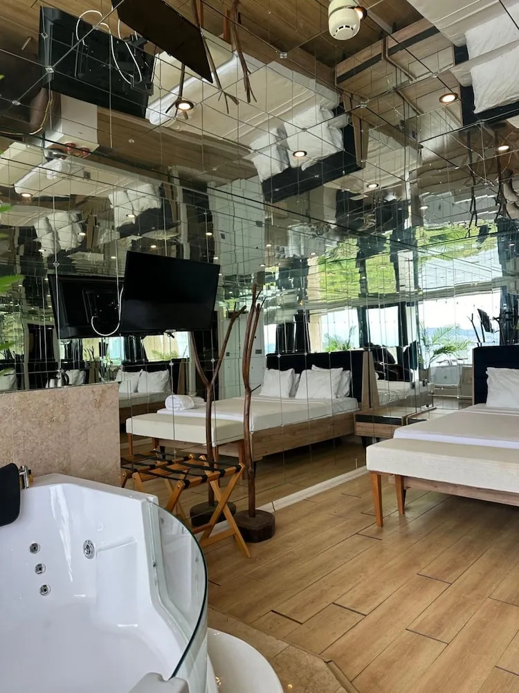 Mirror House with Jacuzzi