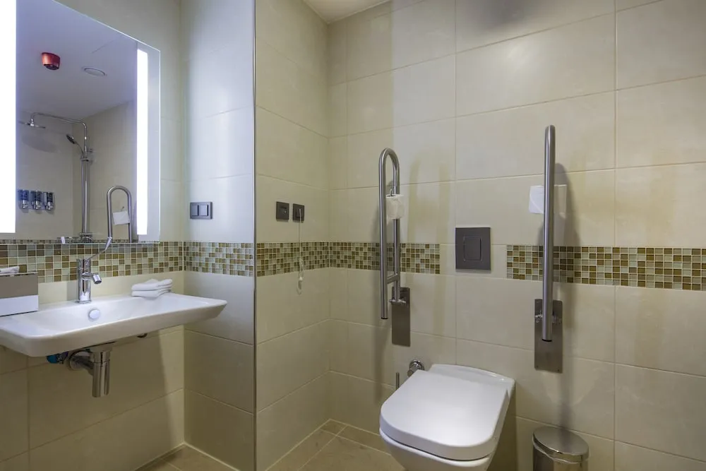 Oda, 1 Büyük (Queen) Boy Yatak, Engellilere Uygun, Sigara İçilmez (Roll-in Shower)