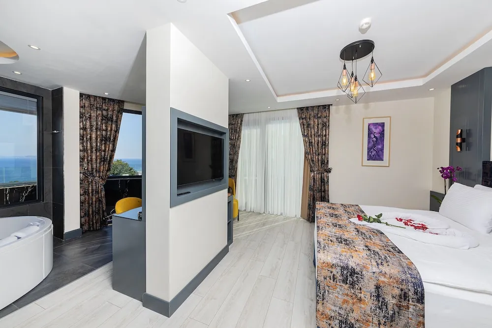 Magnaura Palace Suite, With Jacuzzi and Large Terrace