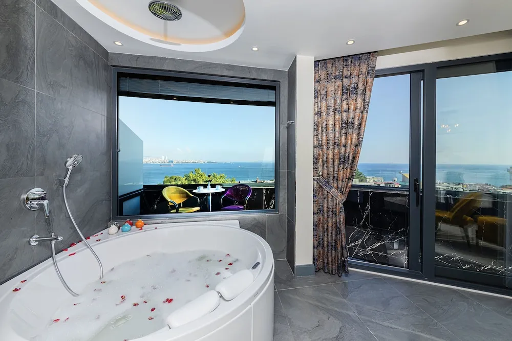 Magnaura Palace Suite, With Jacuzzi and Large Terrace