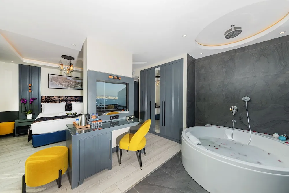 Magnaura Palace Suite, With Jacuzzi and Large Terrace