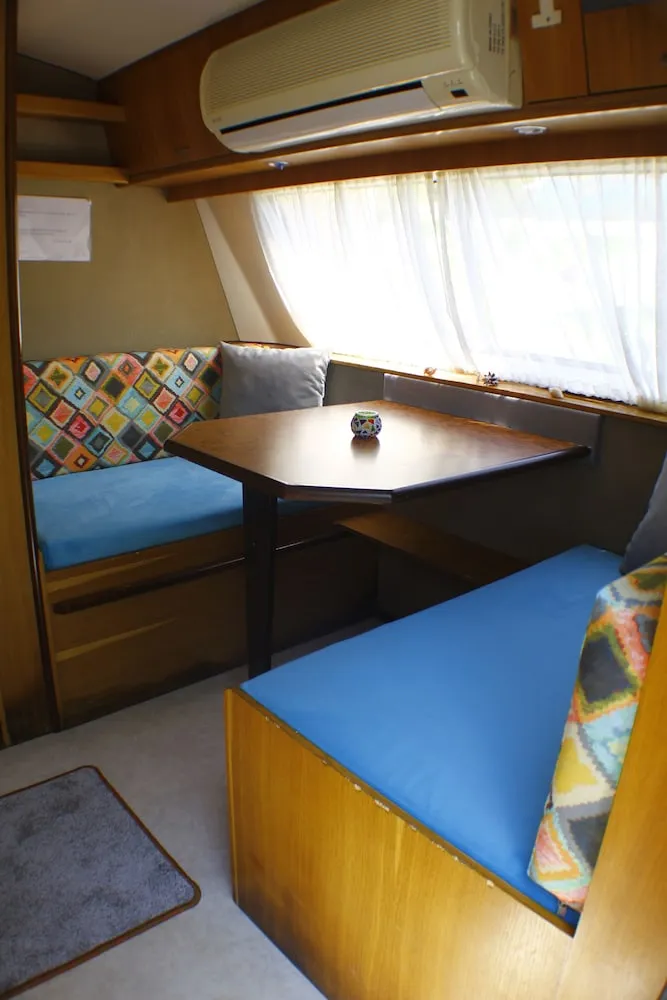 Romantic Karavan, 1 Çift Kişilik Yatak ve Çekyat